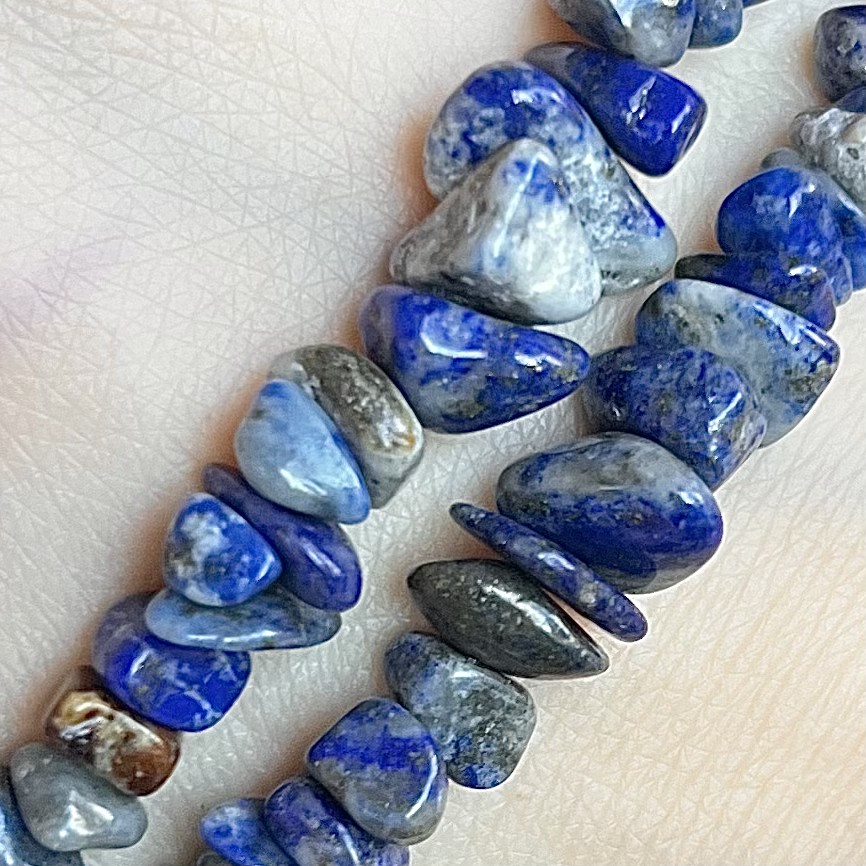 Lapis lazuli zlomky, 5-8 mm, šňůra 38 cm (cca 45 korálků)