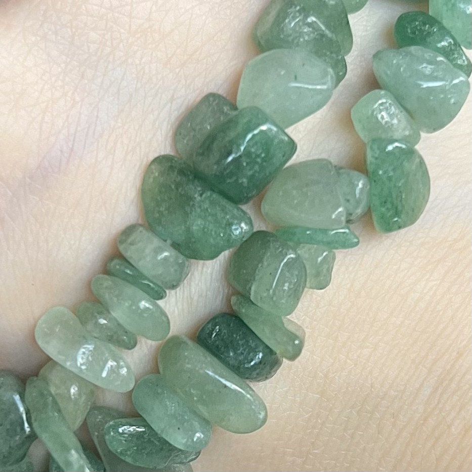 Avanturin zelený zlomky, 5-8 mm, šňůra 38 cm 
