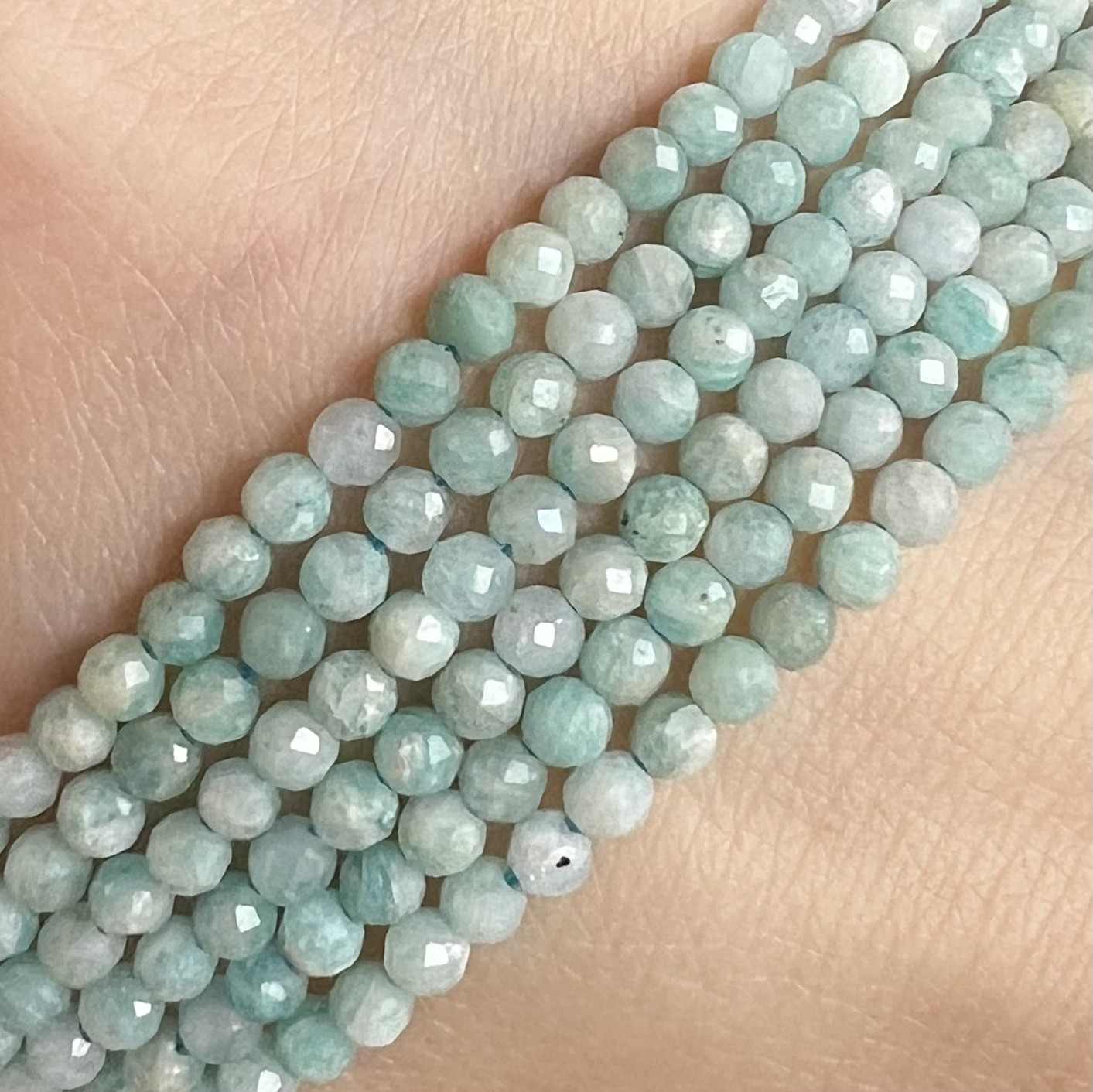 Amazonit fasetovaný, 3 mm, šňůra 38 cm (cca 146 korálků)