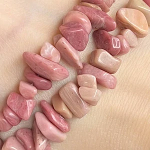 Rodonit zlomky, 6-11 mm, šňůra 38 cm 