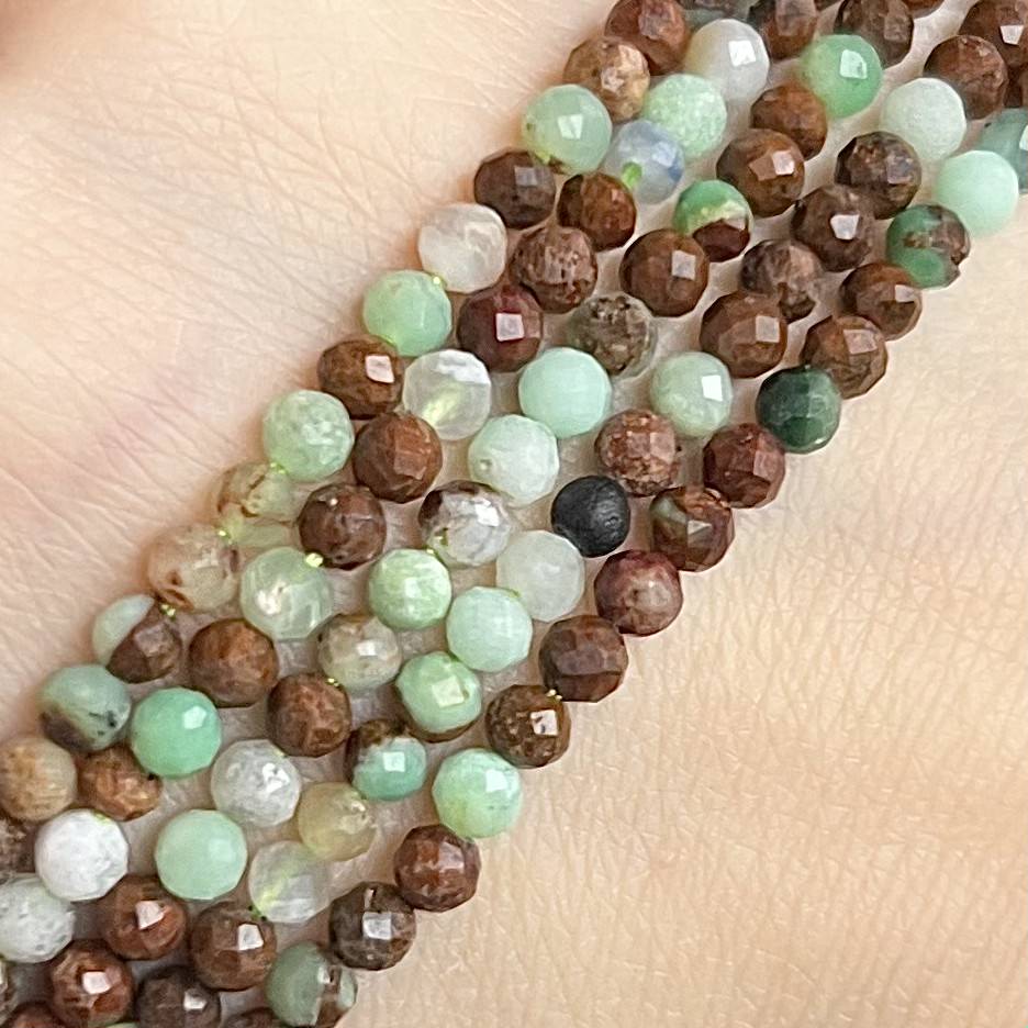 Chryzopras fasetovaný, 3-3,5 mm, šňůra 38 cm (cca 132 korálků)