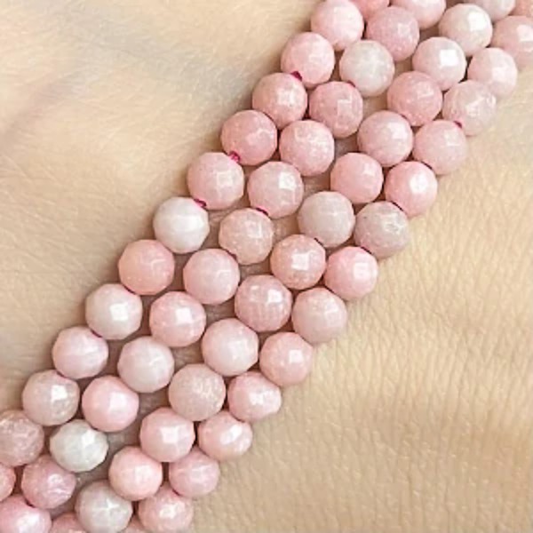 Opál růžový, fasetovaný, 4 mm, šňůra 36 cm (cca 97 korálků)