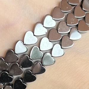 Hematitová srdíčka, syntetická 6 mm, nemagnetická, šňůra 38 cm (cca 74 korálků)