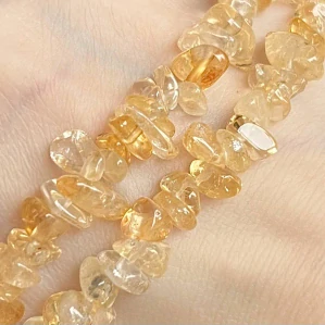 Citrín pálený zlomky, kvalita A, 5-8 mm, šňůra 38 cm 