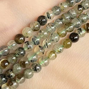 Prehnit, 4,5-5 mm, půlšňůra 19 cm (cca 45 korálků)