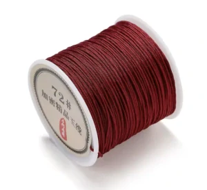 Polyesterová šňůrka tmavě červená, 0,8 mm, návin cca 120 m
