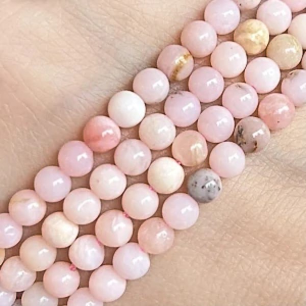 Opál růžový s inkluzemi, 4 mm, půlšňůra 19 cm