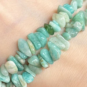 Amazonit zlomky, 5-8 mm, šňůra 38 cm (cca 45 korálků)