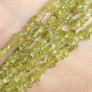 Olivín zlomky, 3-4 mm, šňůra 38 cm