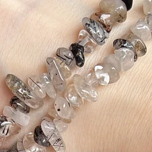 Křišťál s turmalínem zlomky, 5-8 mm, šňůra 38 cm 
