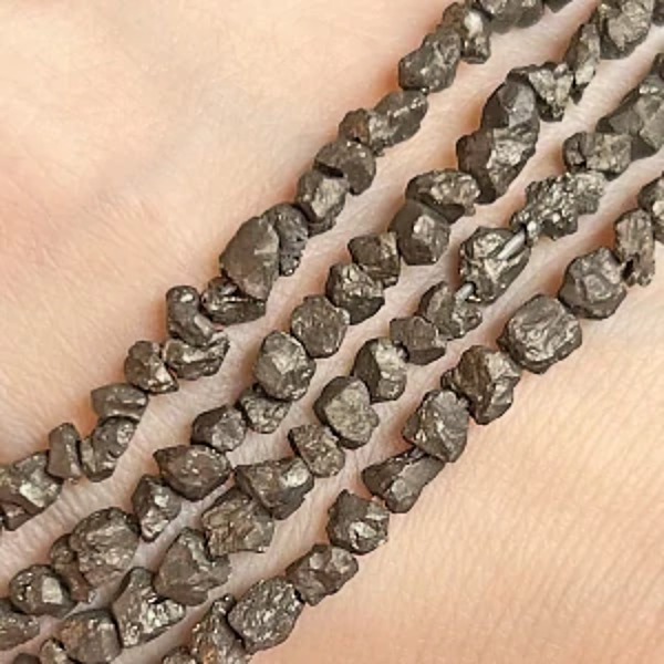 Pyrit surový, 3-5 mm, šňůra 38 cm  