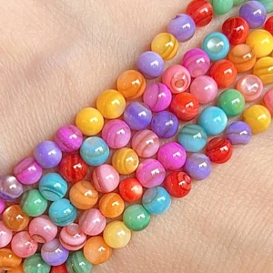 Korálky z mušloviny mix barev, 4 mm, šňůra 38 cm 