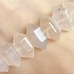 Bílý achát, cca 10x19x11 mm, balení 5 ks