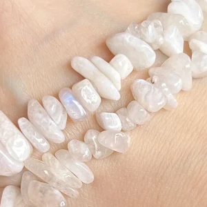 Měsíční kámen bílý, zlomky, 5-8 mm, šňůra 38 cm