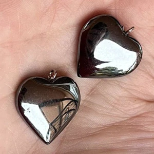 Přívěsek srdce - hematit syntetický, 23x20x5mm
