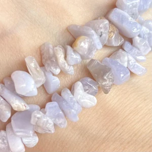 Modrý krajkový achát - zlomky, kvalita B, 5-8mm, šňůra 38 cm