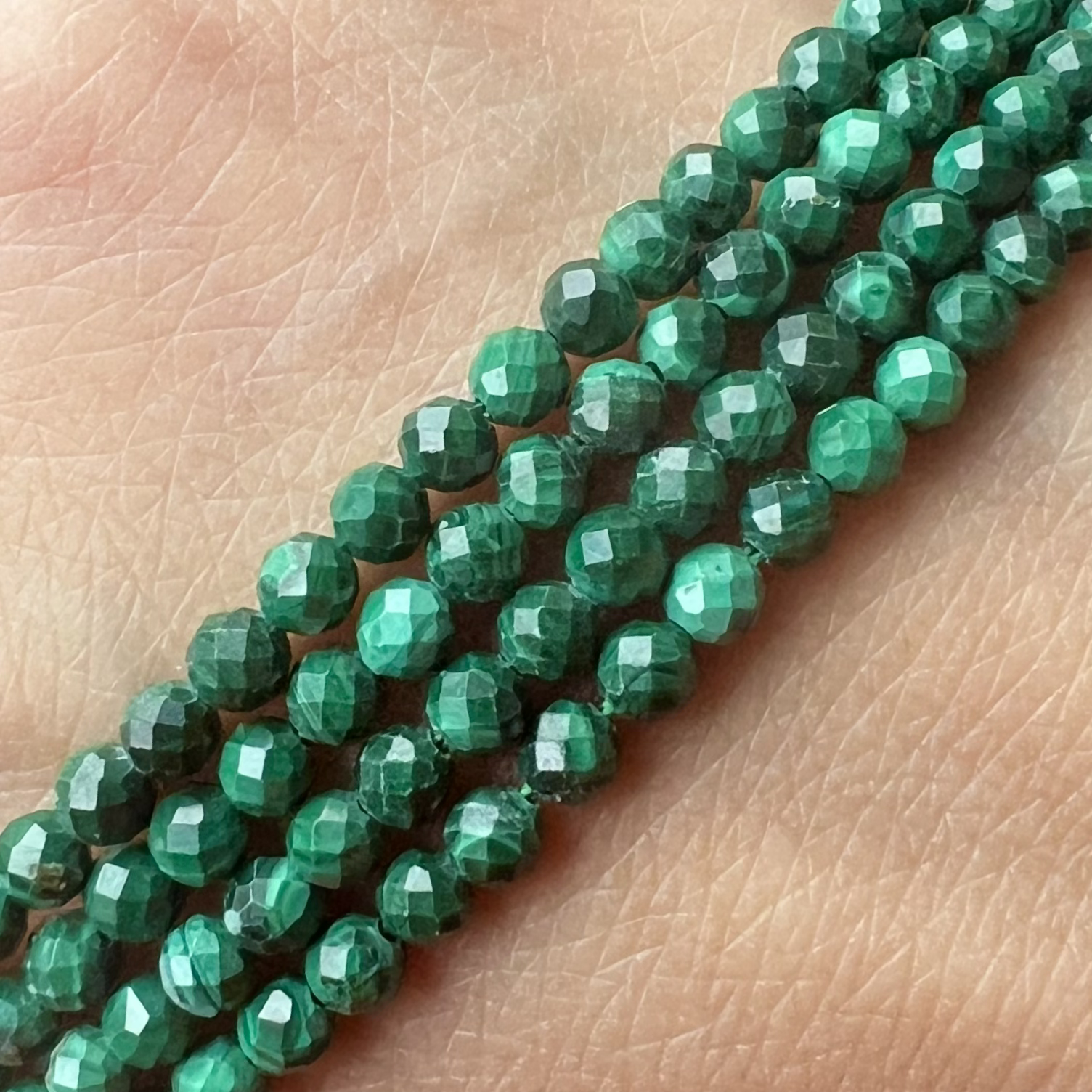 Malachit, 3 mm, fasetovaný, balení 5 ks