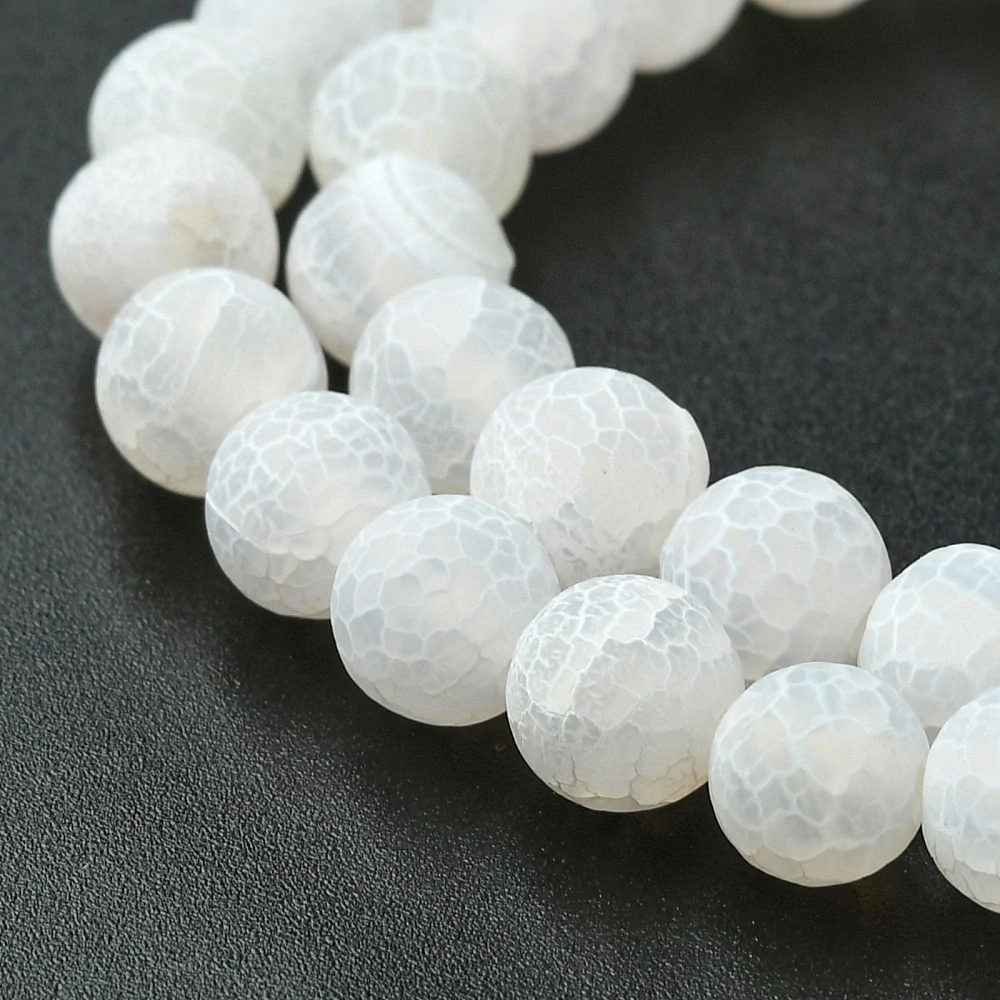 Achát ledový bílý, 8 mm, šňůra 38 cm (cca 46 korálků)