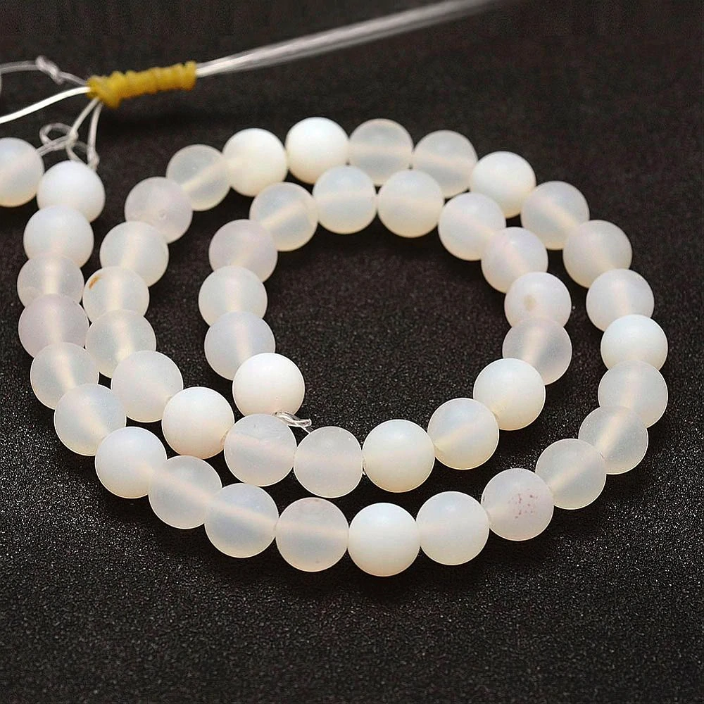 Achát bílý matný, 8 mm, šňůra 38 cm (cca 46 korálků) 