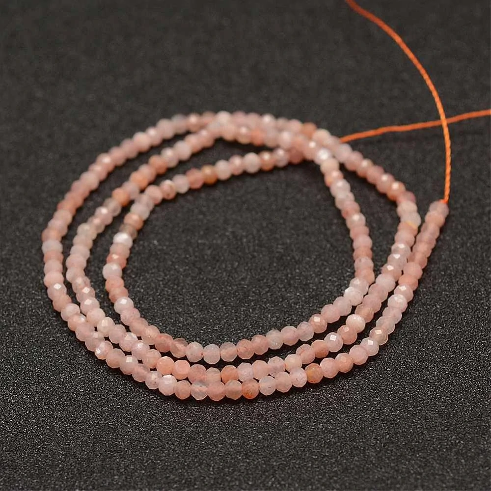 Sluneční kámen; 2-2,5 mm; fasetovaný; šňůra 38 cm