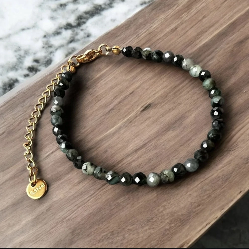 Smaragd tmavý; 3,5 mm; fasetovaný; půlšňůra 19 cm (cca 50 korálků)
