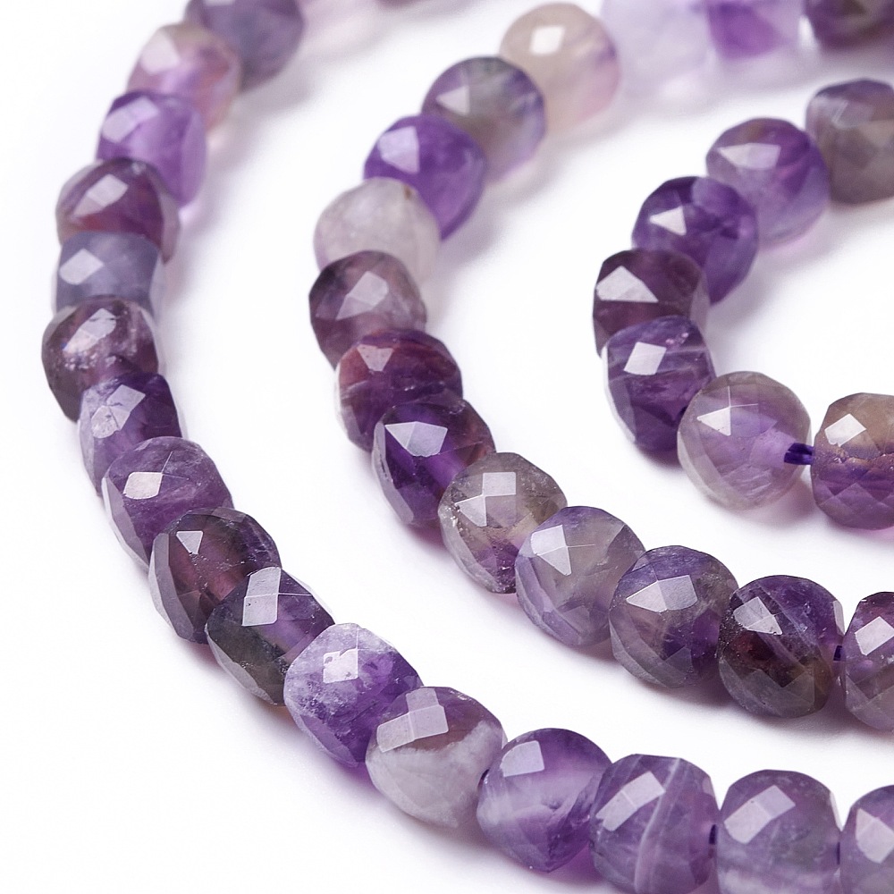 Ametyst kostky, 4-5 mm, půlšňůra 19 cm (cca 43 korálků)