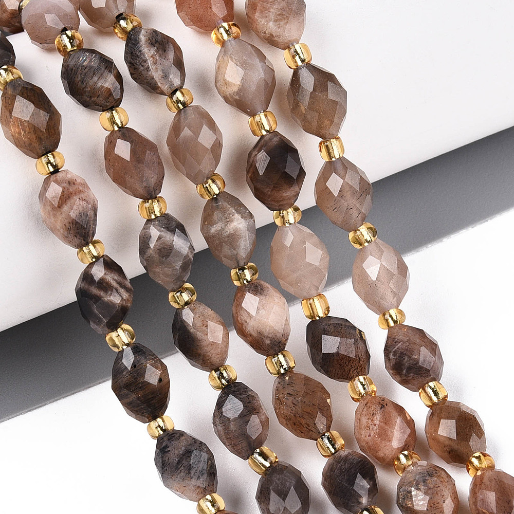 Sluneční kámen tmavý, oválky broušené, 8-9x6-8 mm, půlšňůra 19 cm (cca 18 korálků)