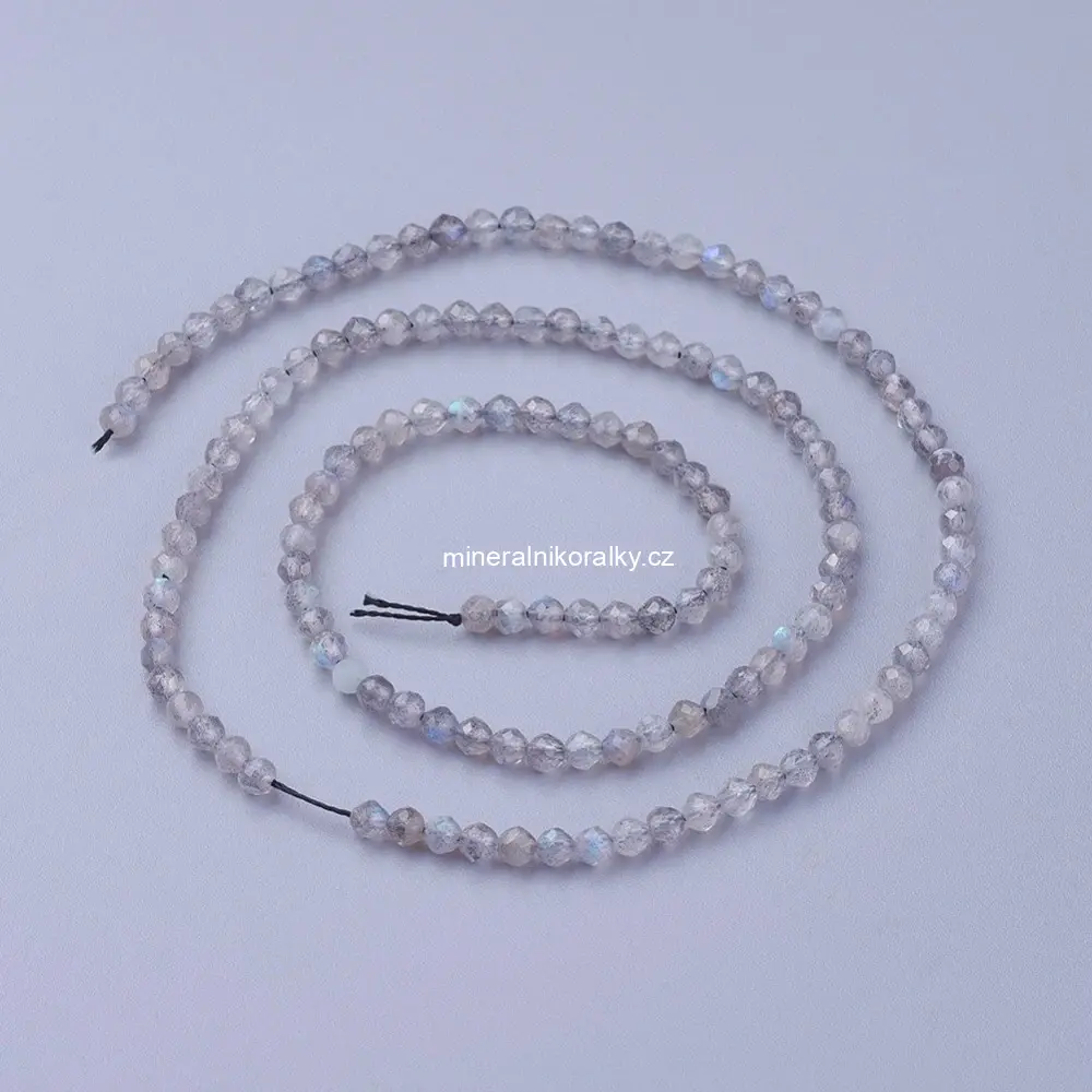 Labradorit; 3-3,5 mm; fasetovaný, šňůra 38 cm (cca 113 korálků)
