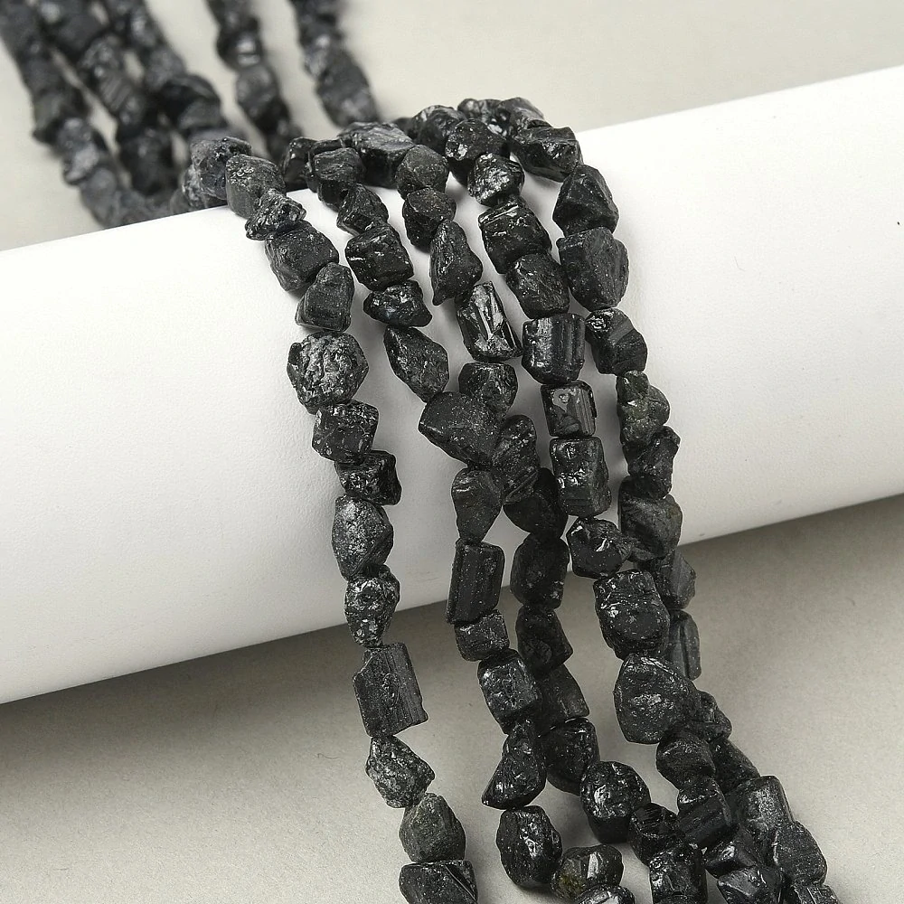 Turmalín surový, 4-10x4-6x4-7 mm, šňůra 38 cm 