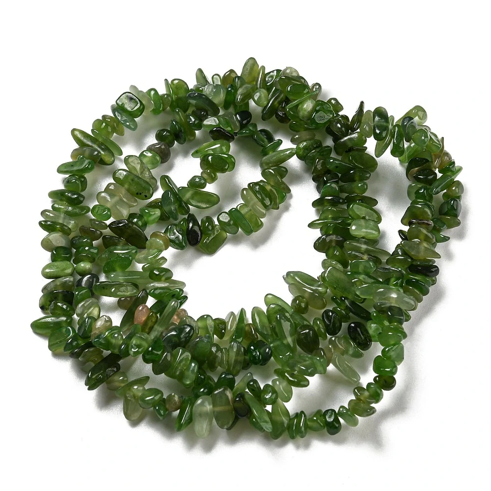 Jadeit kanadský zlomky, 1,5-5 mm, šňůra 38 cm