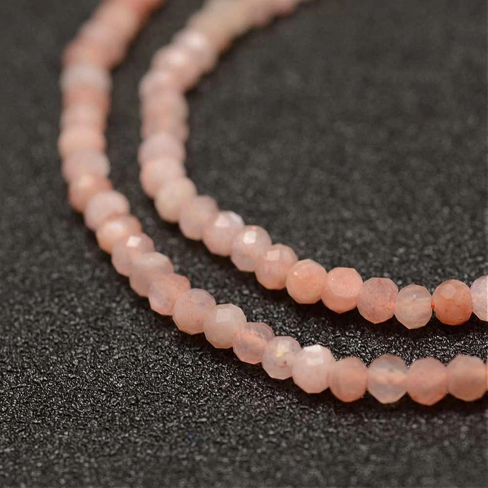 Sluneční kámen; 2-2,5 mm; fasetovaný; šňůra 38 cm