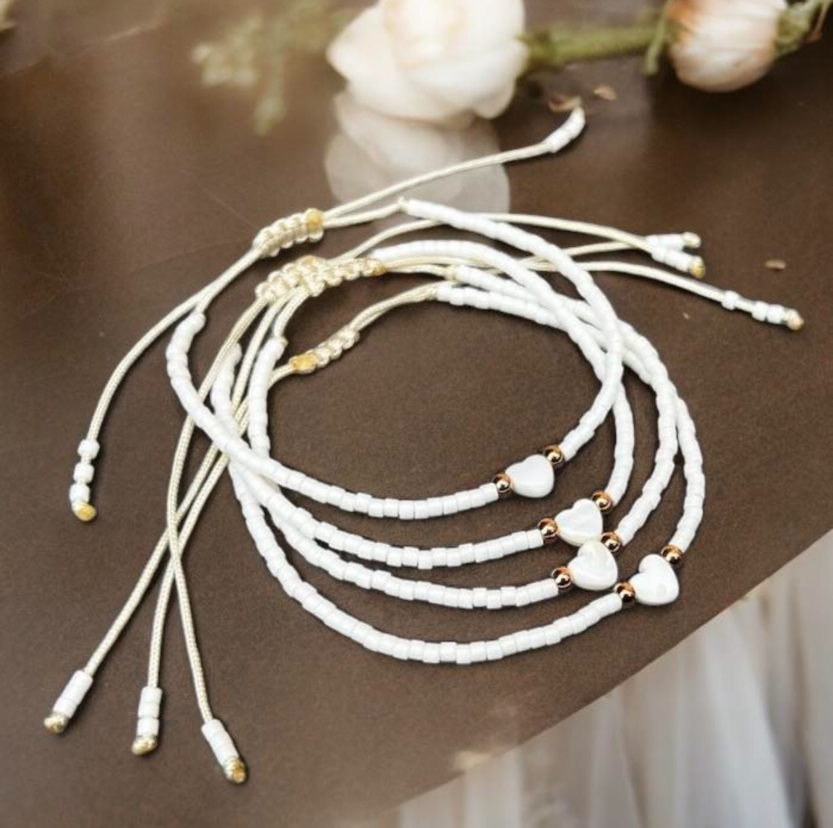 Srdce z mušloviny, 6 mm, půlšňůra 19 cm (cca 33 korálků)