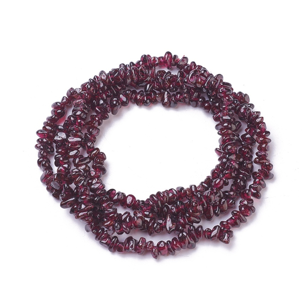 Granát, zlomky, kvalita A, 4-8 x 3-9 mm, šňůra 38 cm