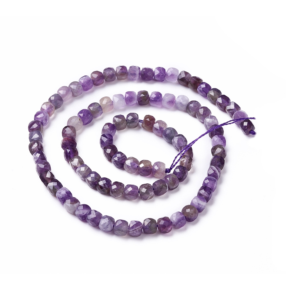 Ametyst kostky, 4-5 mm, půlšňůra 19 cm (cca 43 korálků)