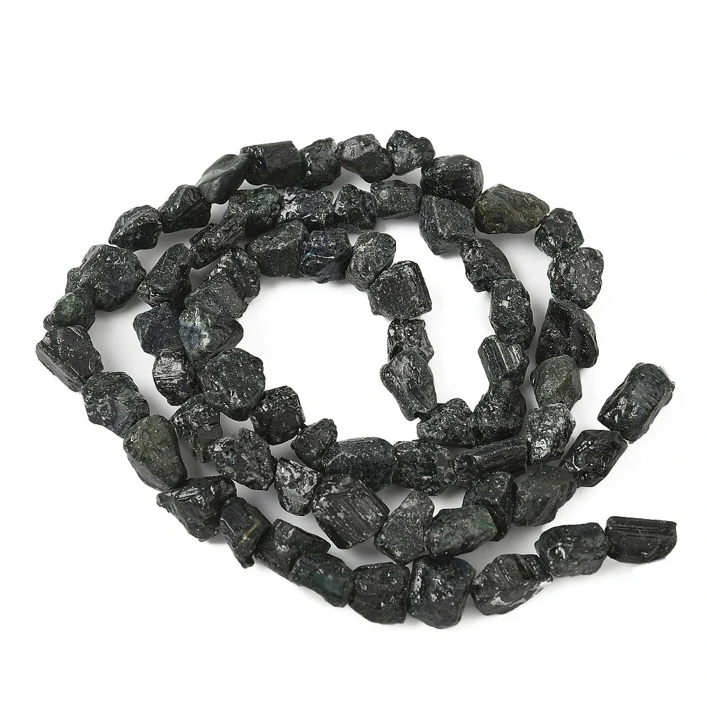 Turmalín surový, 4-10x4-6x4-7 mm, šňůra 38 cm 
