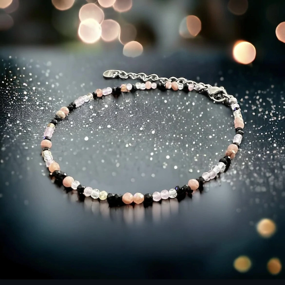 Spinel, 2 mm, fasetovaný, půlšňůra 18 cm (cca 90 korálků)