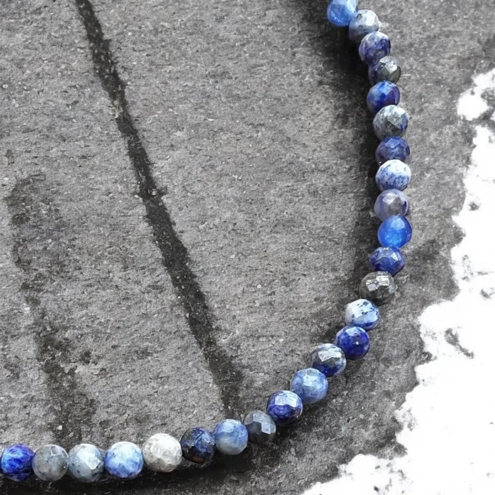 Lapis lazuli, 3-3,5 mm, fasetovaný, šňůra 38 cm (cca 144 korálků)