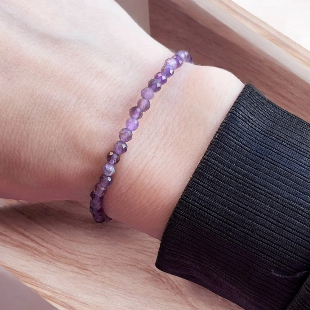 Ametyst 3-3,5 mm, fasetovaný, šňůra 38 cm (cca 124 korálků)