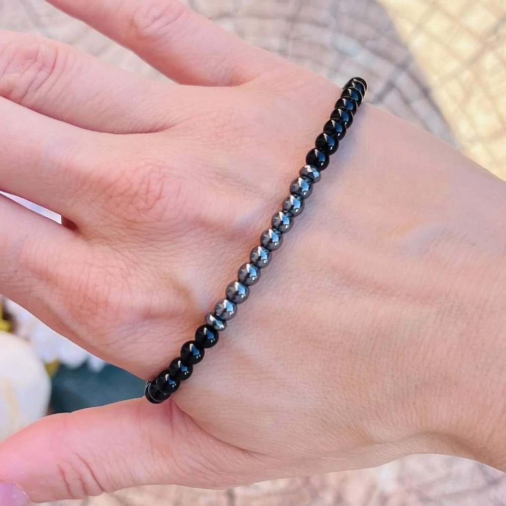 Hematit, 4 mm, syntetický nemagnetický, šňůra 38 cm (cca 95 korálků)