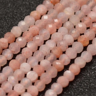 Sluneční kámen; 2-2,5 mm; fasetovaný; šňůra 38 cm