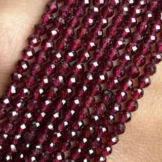 Granát, 3 mm, fasetovaný, šňůra 38 cm (cca 120 korálků)