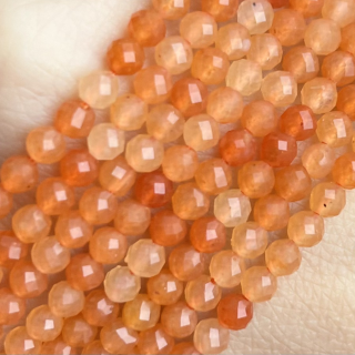 Avanturín červený; 3-3,5 mm, délka šňůry 38 cm (cca 113 korálků)