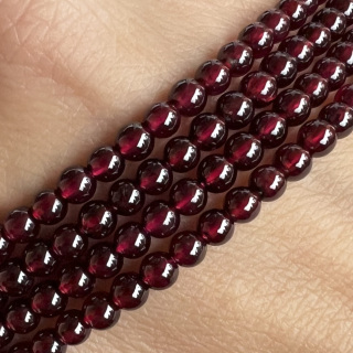 Granát Mozambický, kvalita AAAA, 4 mm, půlšňůra 19 cm (cca 52 korálků)