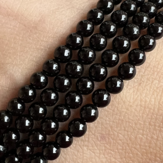 Turmalín černý, 4-4,5 mm, šňůra 38 cm (cca 95 korálků)