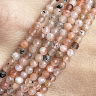 Měsíční kámen broskvový, fasetovaný, 3 mm, šňůra 38 cm (110 korálků)