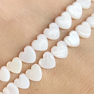 Srdce z mušloviny, 6 mm, půlšňůra 19 cm (cca 33 korálků)