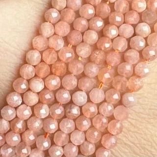 Sluneční kámen; 2,5-3 mm; fasetovaný; šňůra 38 cm (cca 113 korálků)